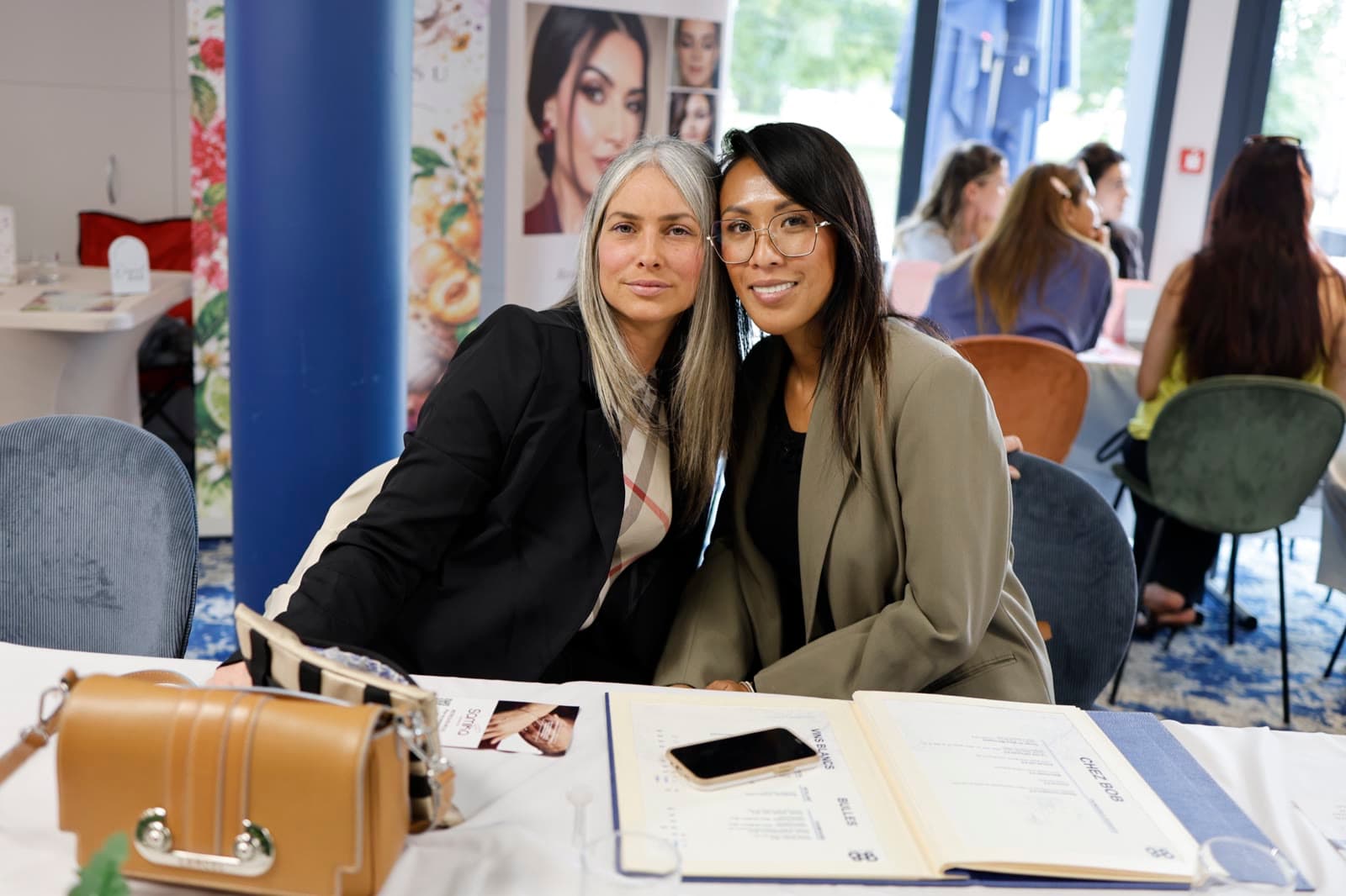 Deux participantes à l'accueil d'une édition